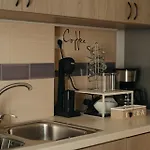 Vivian's Deluxe Apartment-near Centre-easy Parking Daire Patras